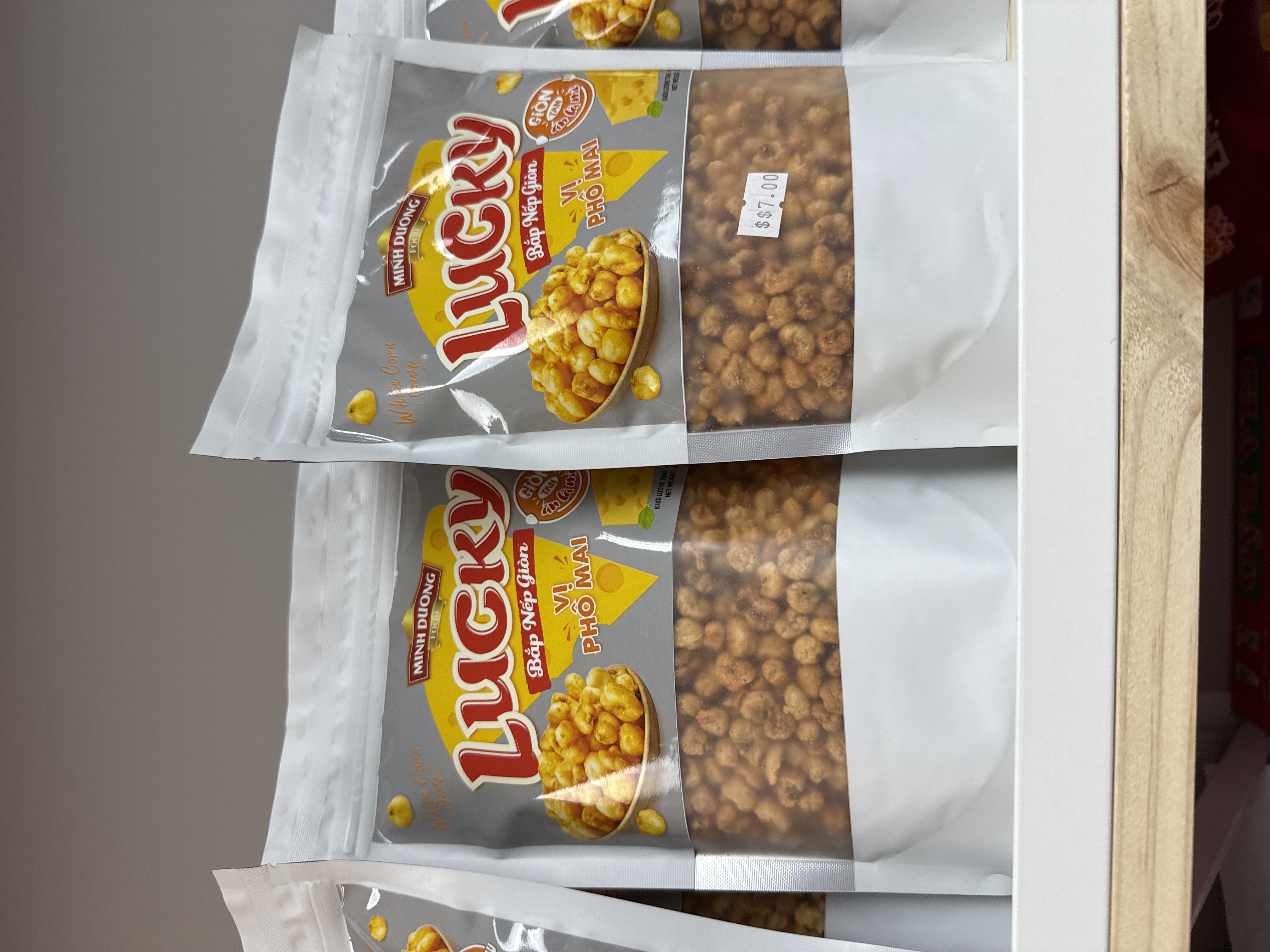 Crispy white corn (cheese flavour)